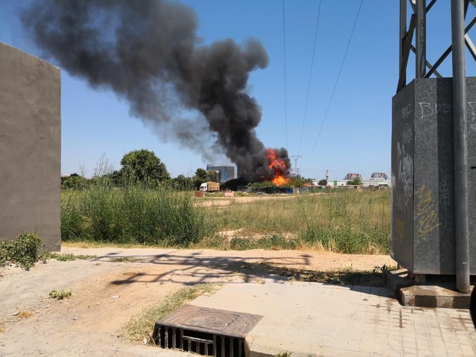 El descampado donde se ha declarado el fuego de Benimàmet.