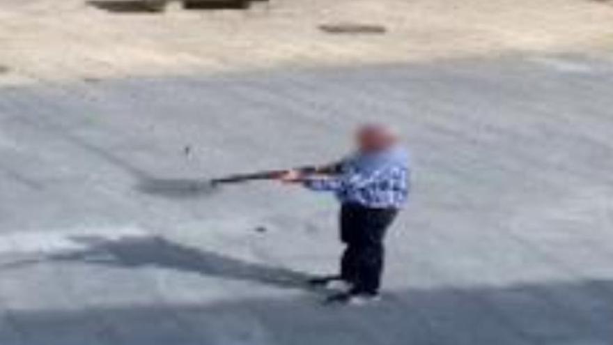 Un vecino de Cáceres sale a la Plaza Mayor y realiza varios disparos al aire con una escopeta