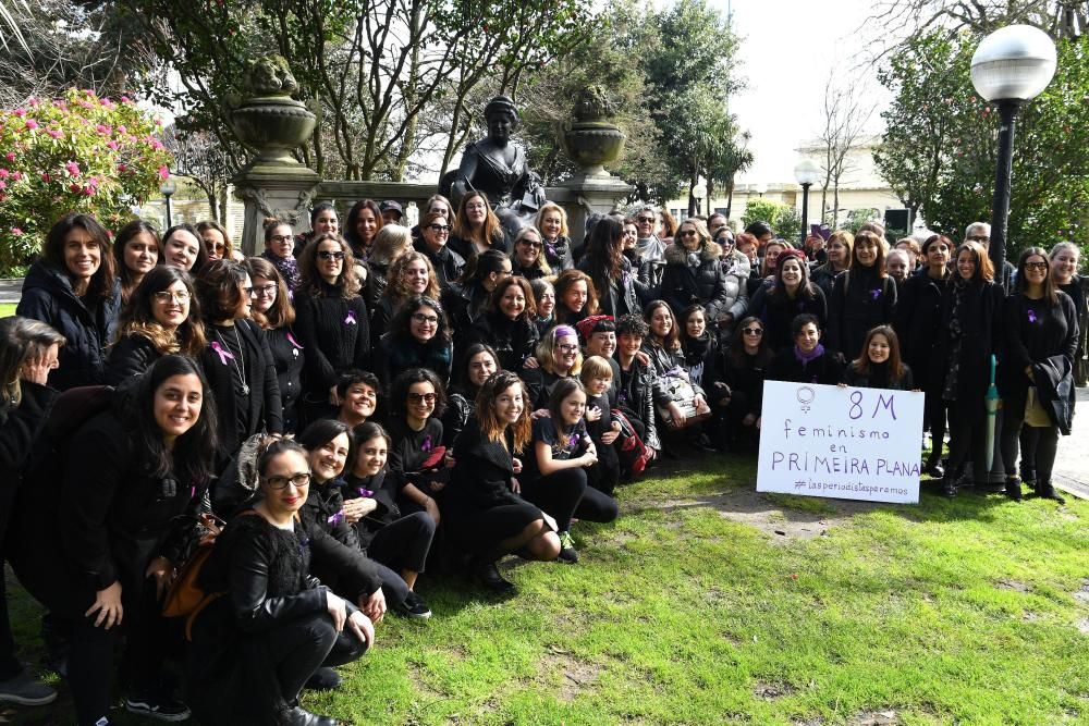 Las periodistas coruñesas se concentraron junto a la estatua de Emilia Pardo Bazán en los jardines de Méndez Núñez, donde leyeron un manifiesto para reivindicar la igualdad de oportunidades.