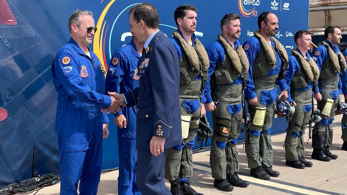 El jefe del Estado Mayor del Ejército del Aire, Francisco Braco, saluda a los componentes de la Patrulla Águila en San Javier (Murcia)