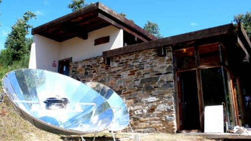 Horno de energía solar en el encuentro de la Red Ibérica de Ecoaldeas y dos alpendres de la ecoaldea de Tanquián, en Lugo. / amigos da terra / l.o.