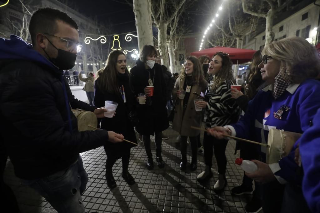 Una multitud de 'poblers' celebra Sant Antoni en la calle, pese a la suspensión de festejos