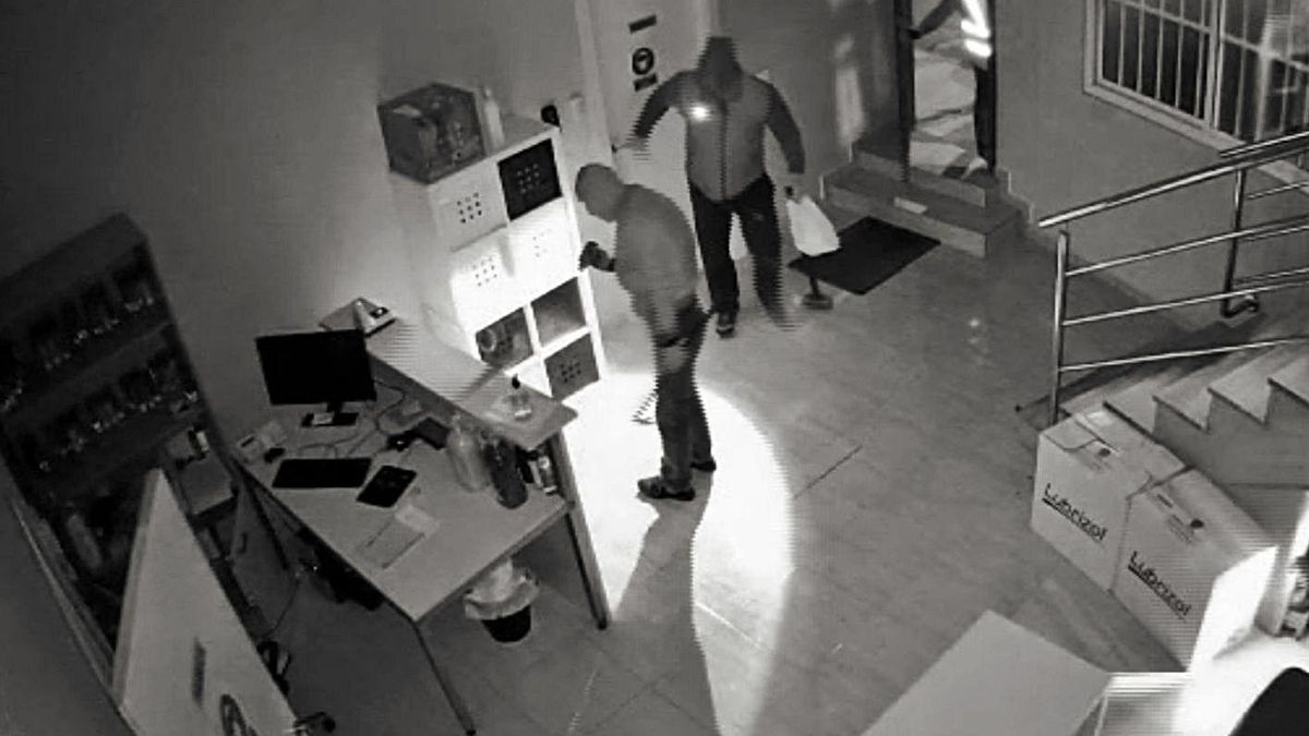 Recording of the thieves during one of the robberies clarified. Recording of the thieves during one of the robberies clarified.