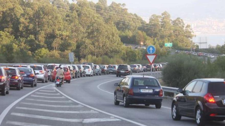 Las retenciones provocaron esta semana largas colas en el Corredor do Morrazo.  // Santos Álvarez