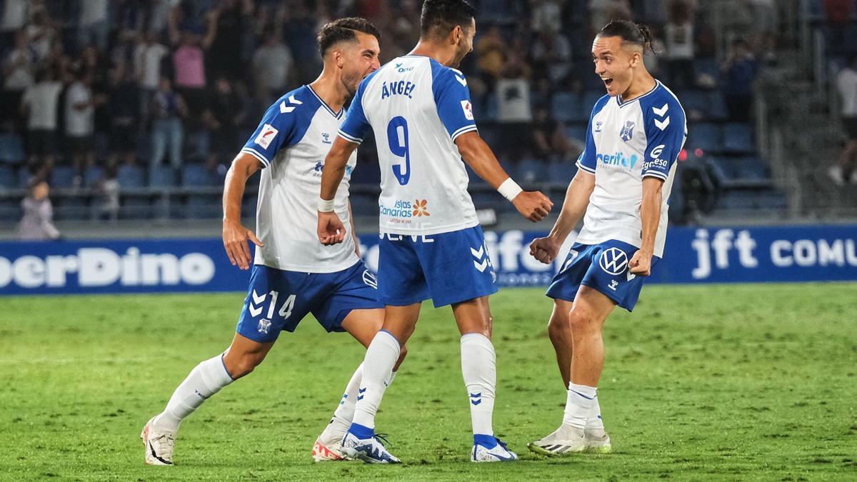 Ángel y Luismi celebran el gol del tinerfeño