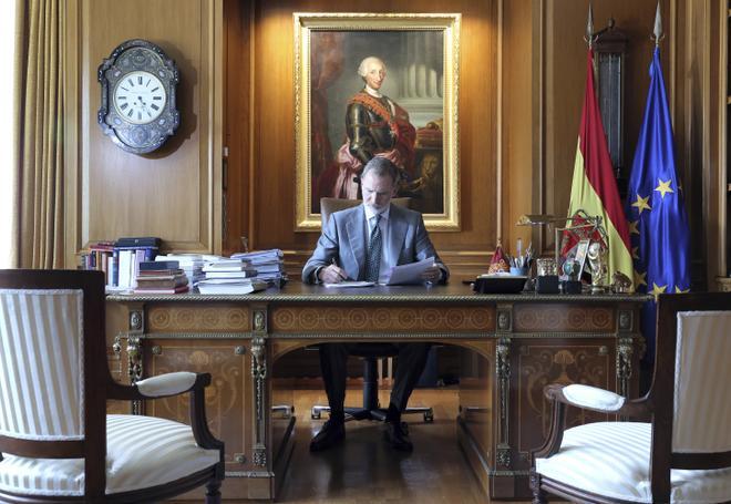 Casa Real difunde nuevas imágenes de Felipe VI en su despacho por los diez años de reinado