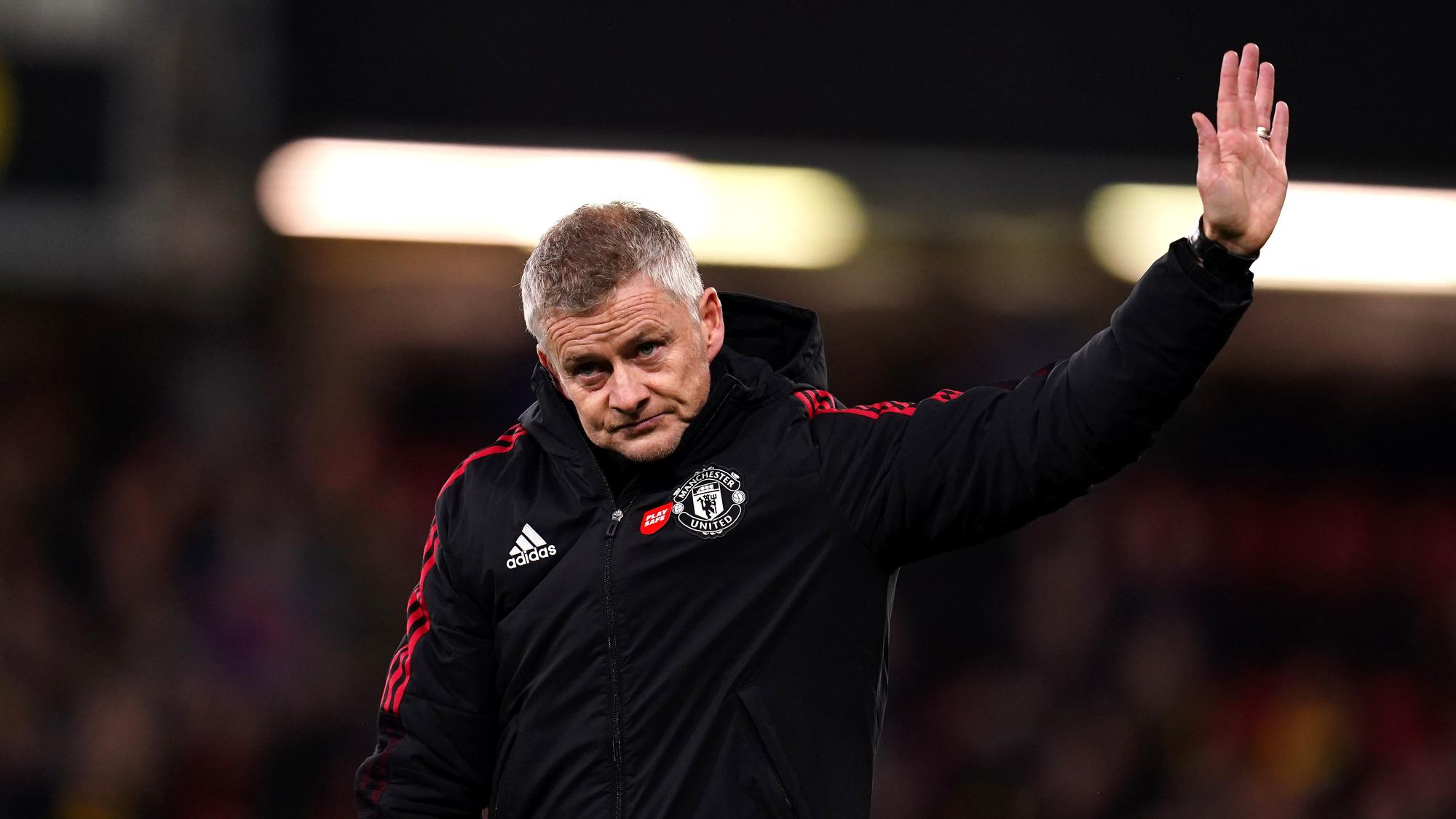 Ole Gunnar Solskjaer saluda a afición de Old Trafford tras la derrota de su equipo ante el Watford.