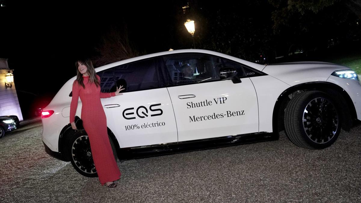 Isabel Jiménez, presentadora de la gala, arribant en un EQS SUV 580 4 Matic de Mercedes-Benz Espanya.