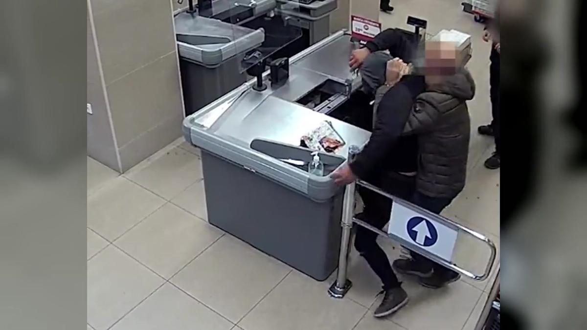 Un mosso fuera de servicio detiene un atracador en un supermercado de Mataró