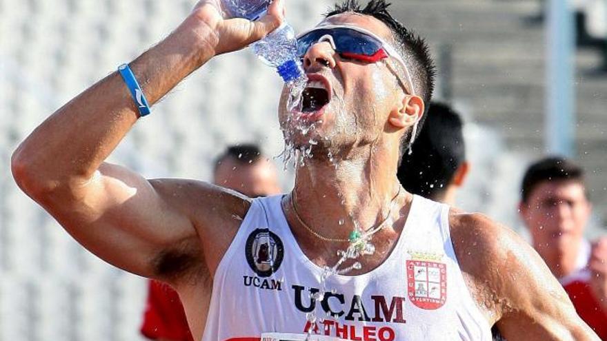 El marchador Juan Manuel Molina se refresca en la prueba de los 10.000 metros marcha