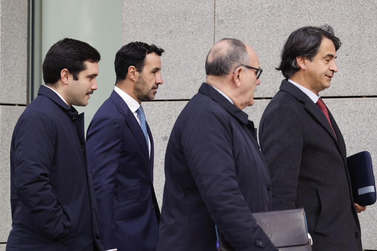 Javier Serrano, segundo por la izquierda, uno de los dos socios del comisionista Víctor de Aldama. a su llegada a la Audiencia Nacional.