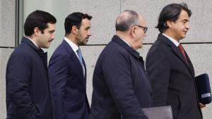 Javier Serrano, segundo por la izquierda, uno de los dos socios del comisionista Víctor de Aldama. a su llegada a la Audiencia Nacional.