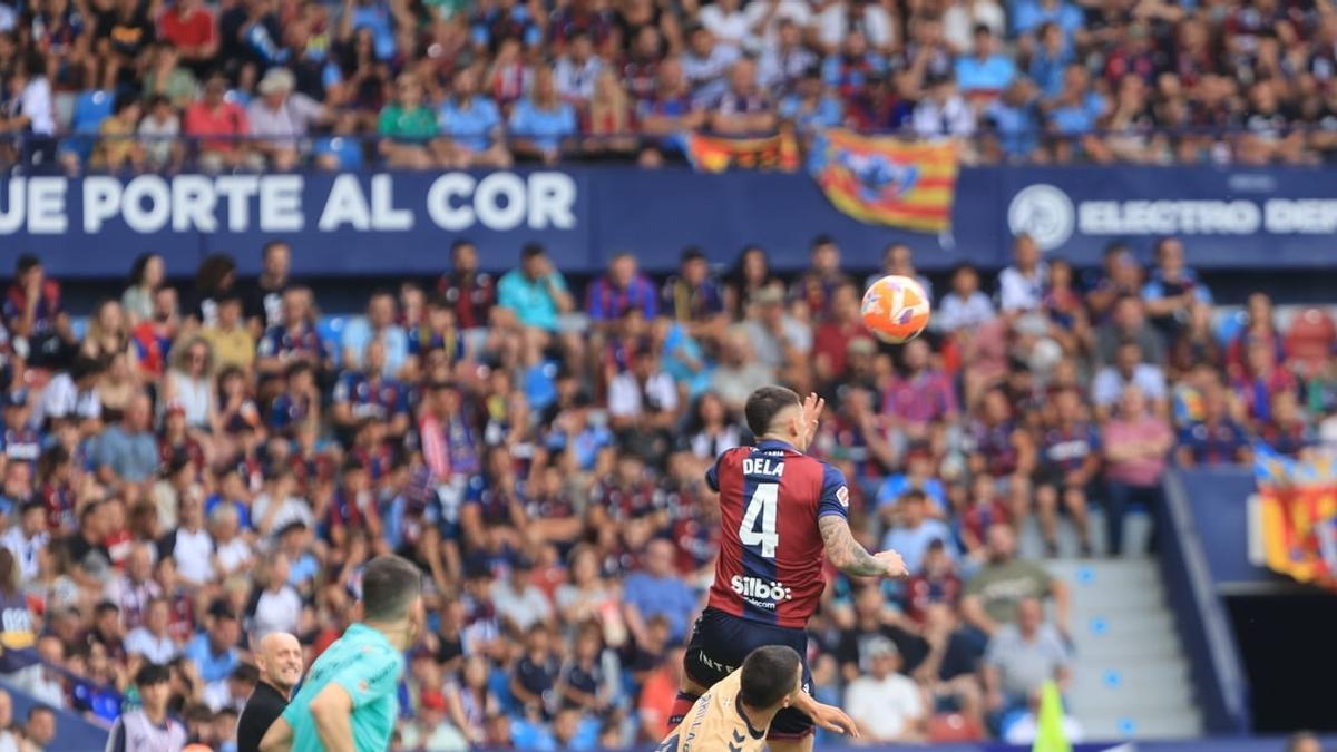 El "Mazón, dimisión" llega al estadio del Levante