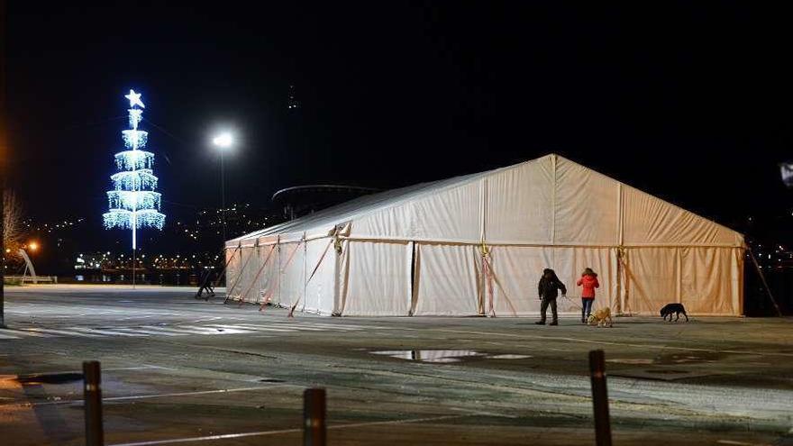 Carpa para la pista de hielo instalada junto al palco, en la alameda de Moaña. // G.N.