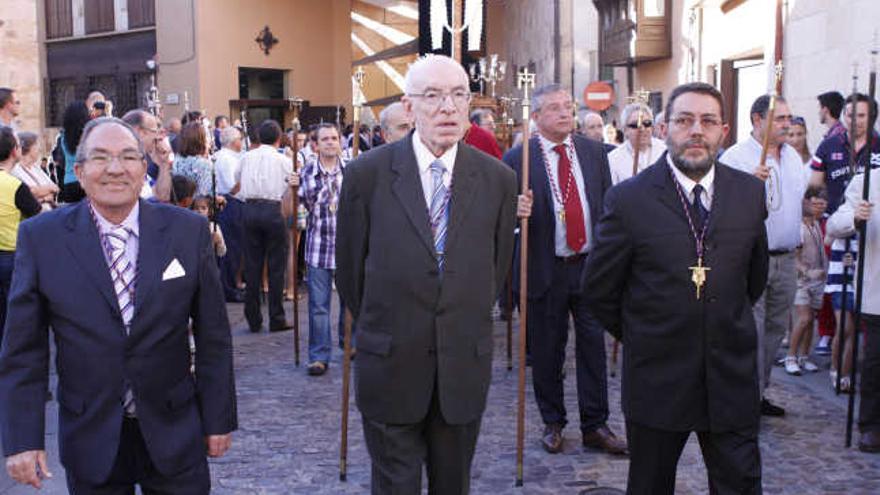 Decenas de devotos participan en el desfile de la Exaltación