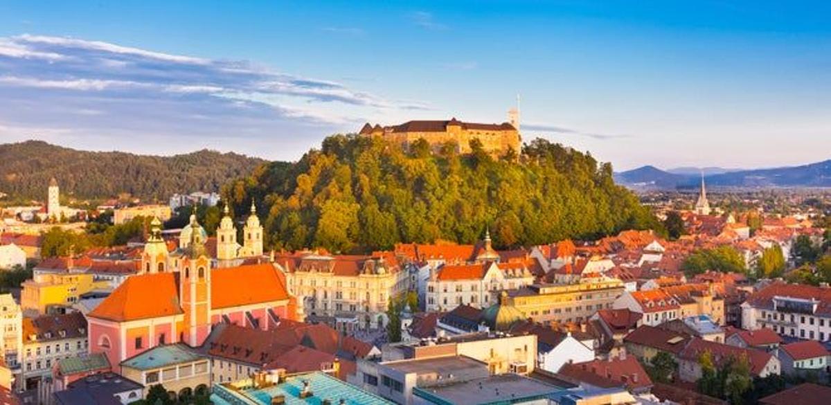 El castillo de Ljubljanadomina la ciudad.