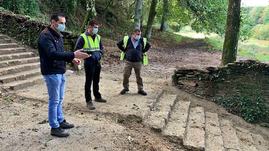 José Cuñarro y técnicos de Covsa examinan un tramo dañado por vehículos motorizados.