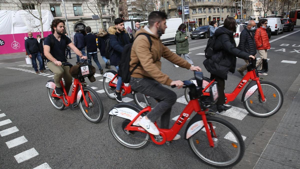 Usuarios del Bicing en Barcelona.