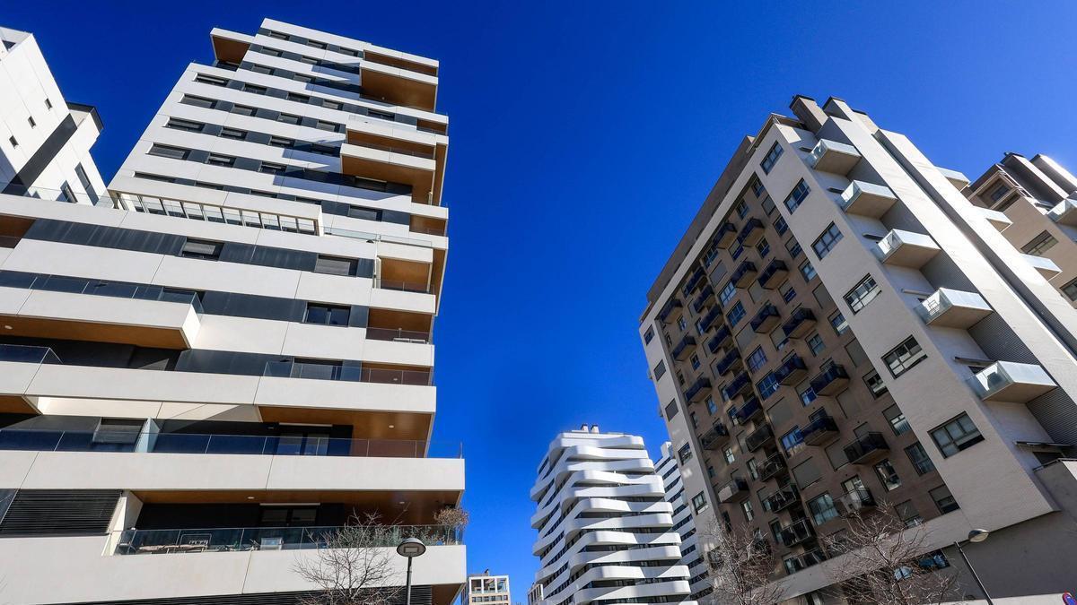 Edificios de viviendas de obra nueva en el distrito de Quatre Carreres en València.