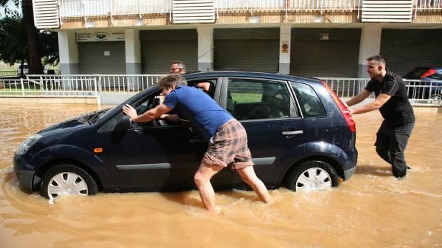 Una noia ferida greu per ofegament en ser envestida per una moto