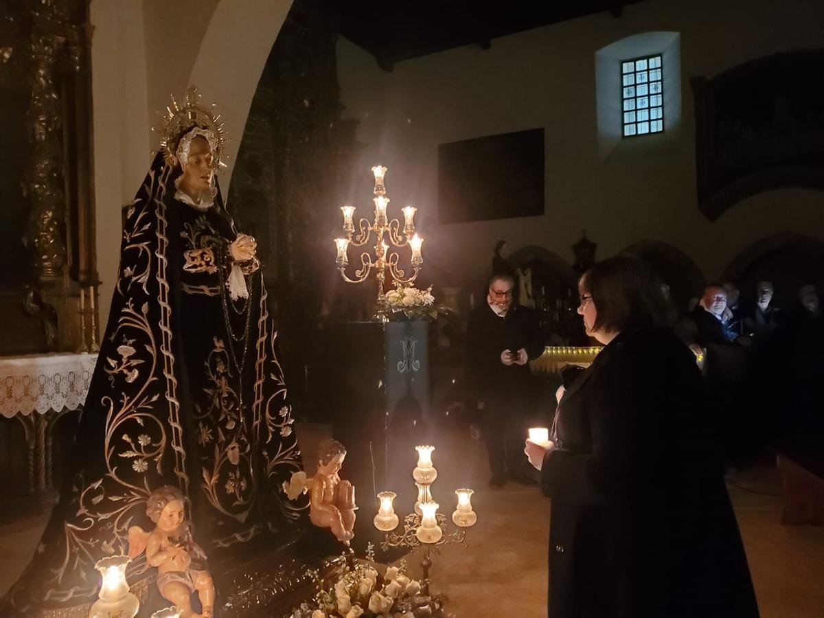 GALERÍA | Besamanos a la Virgen de la Soledad de Toro en la iglesia de Santa Catalina