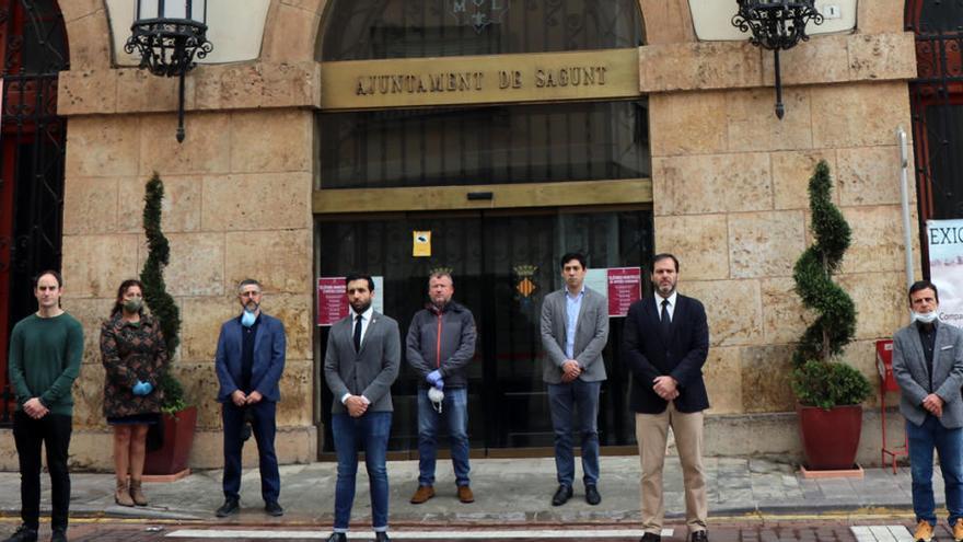 El alcalde de Sagunt y los portavoces municipales, ante el ayuntamiento.