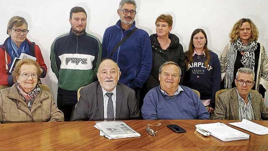 El presidente de la comunidad de propietarios, Bernat Feliu, con el administrador y algunos titulares de locales.