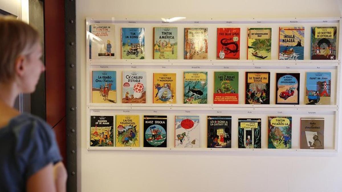 Ejemplares de distintas ediciones de álbumes de Tintín en una exposición en Barcelona.