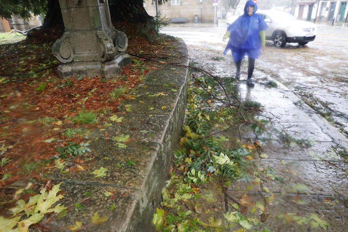 La intensa borrasca Kirk deja decenas de incidencias a su paso por Santiago