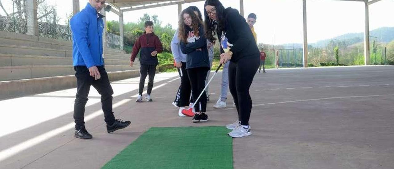 Charla para fomentar el golf en el colegio de Mosteiro, ayer. // Noé Parga