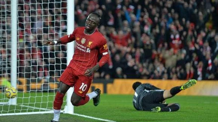 Mané anota un gol con el Liverpool.