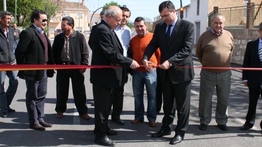 El entonces consejero Ballesta y el alcalde de Caravaca, Domingo Aranda, cortan una cinta en la RM-711, en 2010, cuando acabaron otras obras.