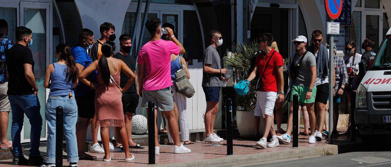 Imagen de hace unos días de turistas hacienco cola en Sant Antoni para hacerse un test.