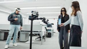 Los científicos informáticos están trabajando para llevar la realidad virtual al mundo físico, combinando cascos de realidad mixta con robots.