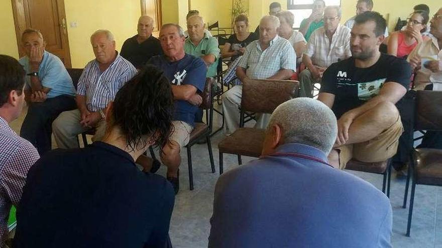 Reunión del gobierno local con vecinos de Vilalonga. // G.S.