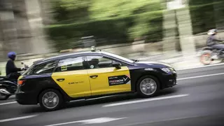 Vídeo | La peligrosa maniobra de un taxista con un motorista en la Ronda de Dalt