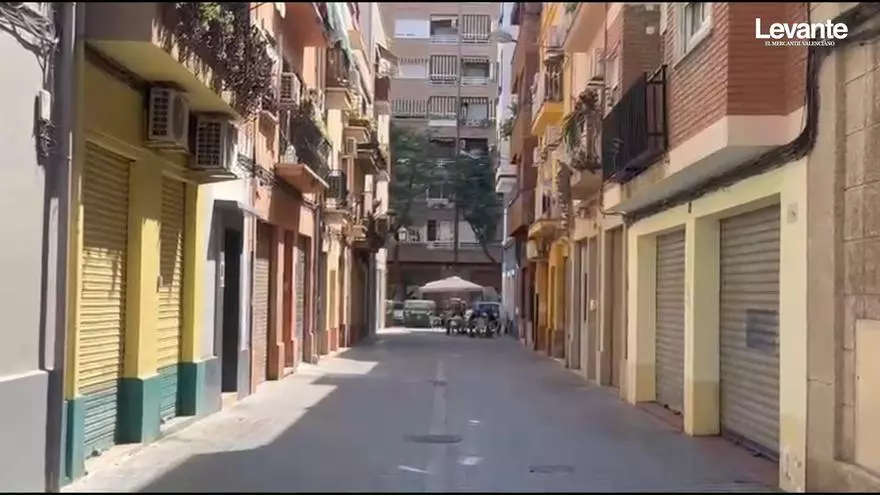 Siete hombres apalizan a un joven en una calle de València