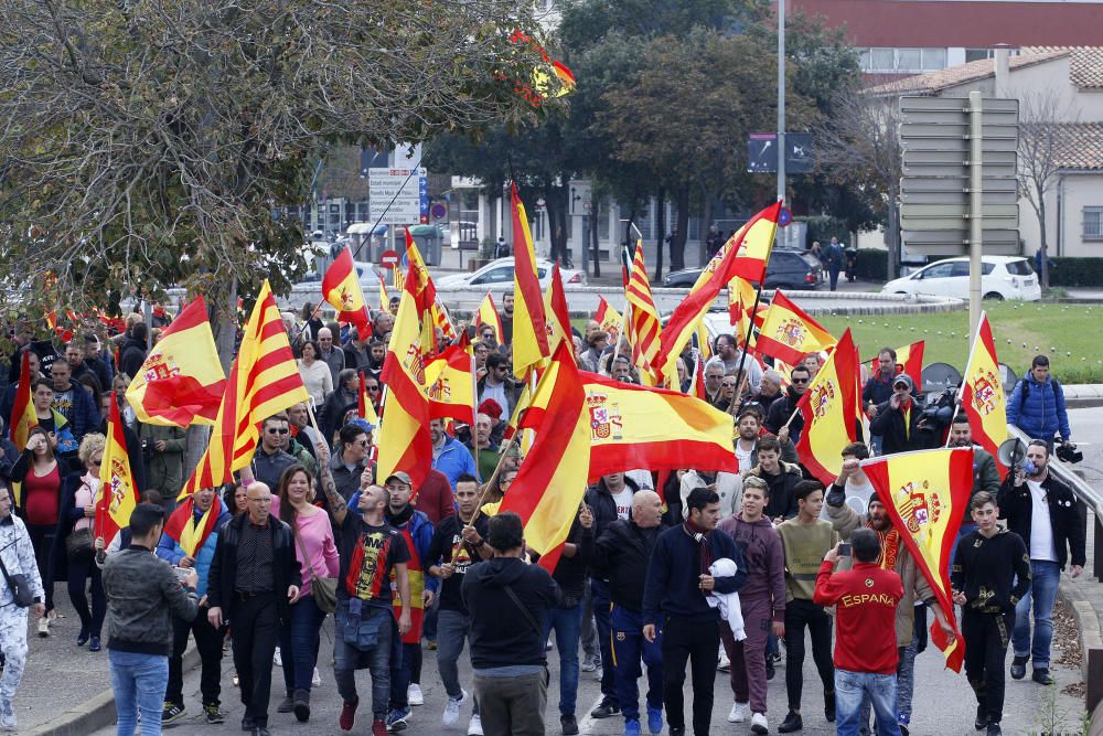 400 persones es manifesten a Girona en favor de la unitat d''Espanya i en contra del Govern destituït