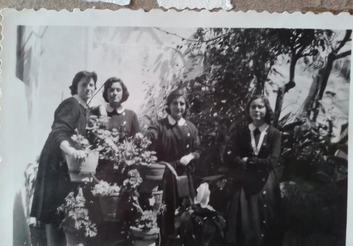 Imagen antigua de alumnos de las Carmelitas de Cáceres. Imagen antigua de alumnos de las Carmelitas de Cáceres.