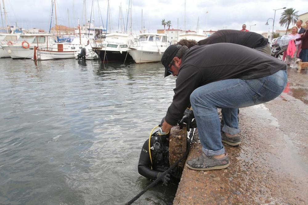 Buceadores limpian la basura del fondo del puerto de Cabo de Palos