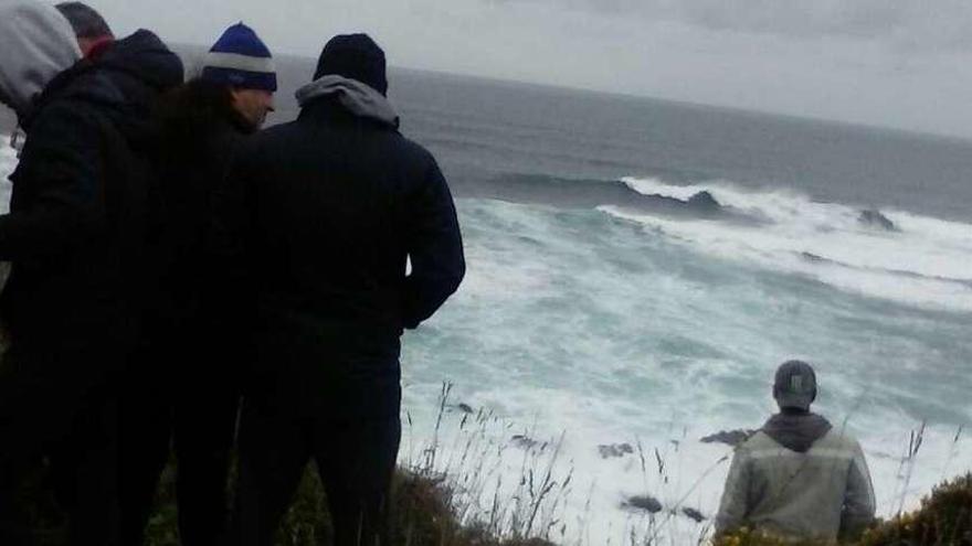 Percebeiros de Cangas, ayer, en el acantilado de la Costa da Vela. // G.N.