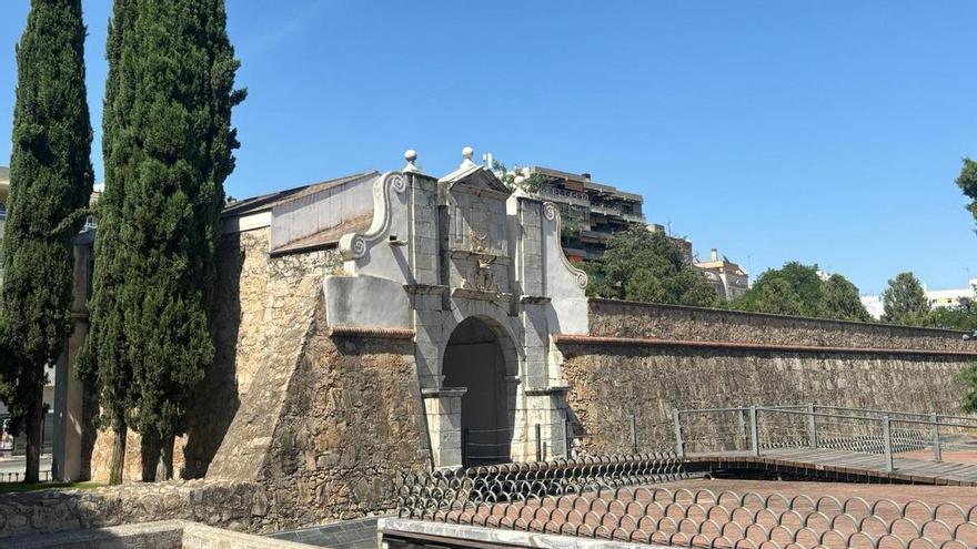 Reabre en Badajoz Puerta Pilar tras un mes y medio cerrada por la caída de una bola ornamental