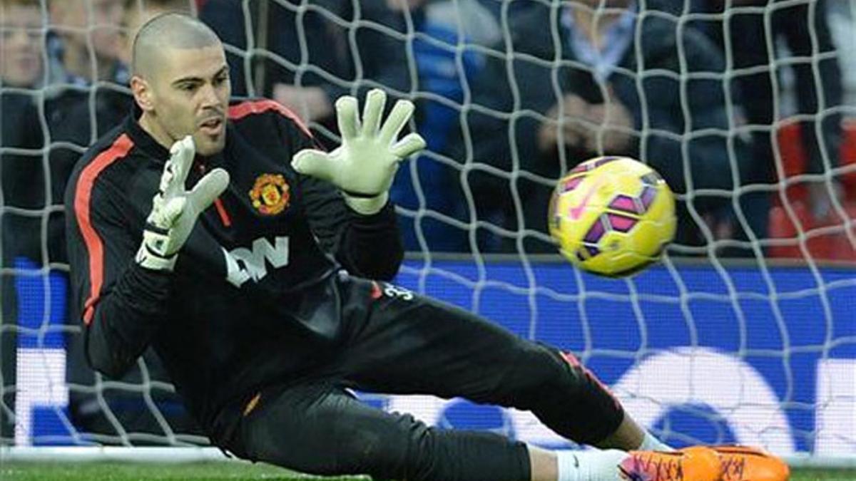 Victor Valdés en acción con el United