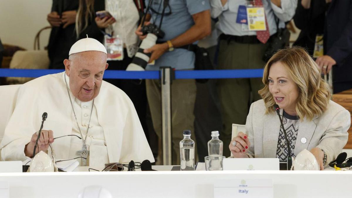 Papa Francisco junto a Meloni.