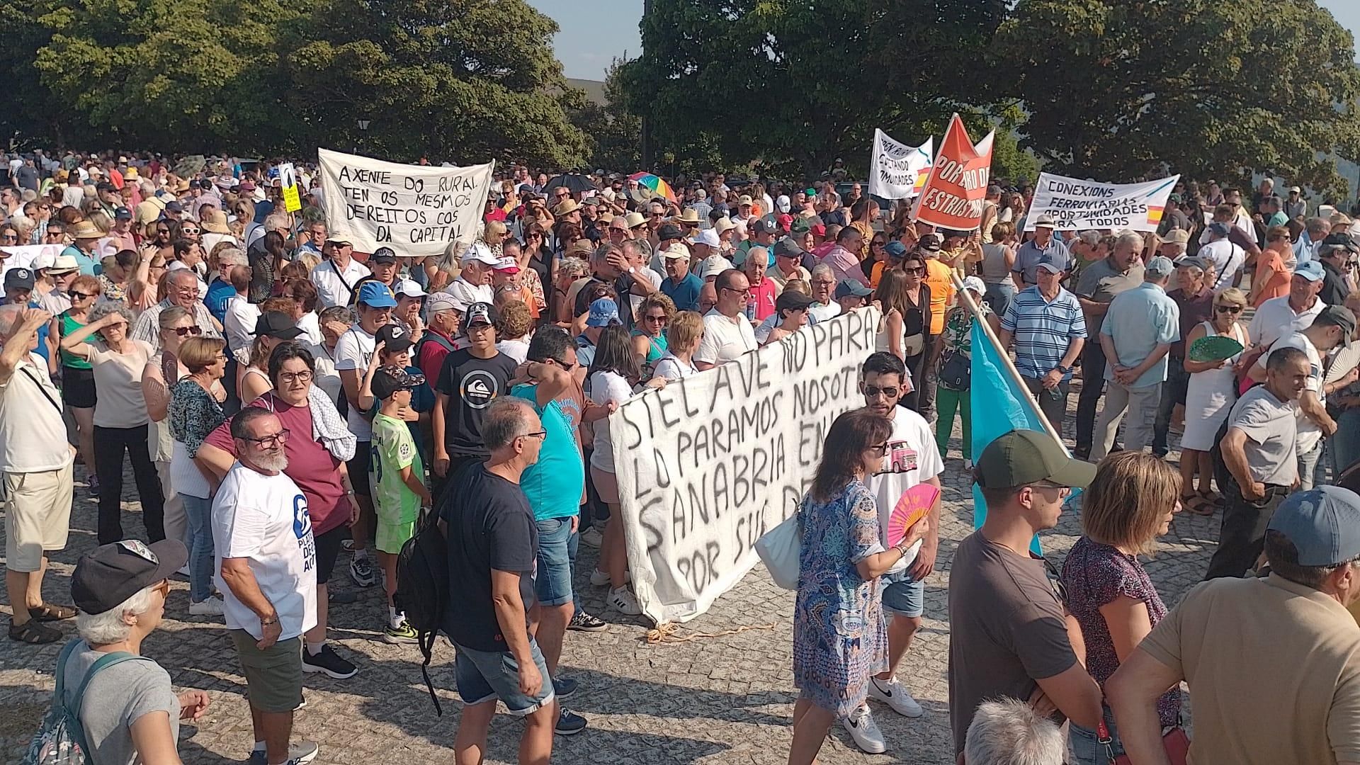 GALERÍA | Respaldo de Sanabria a la movilización en A Gudiña por el AVE