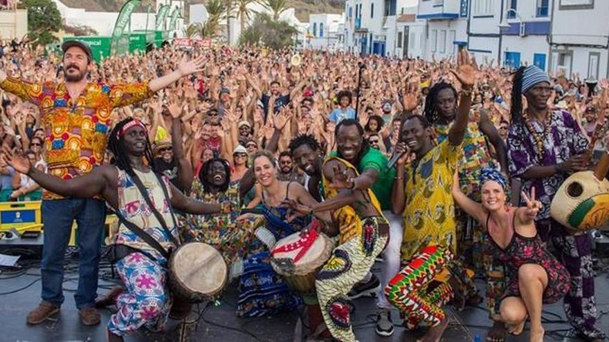 El festival Bioagaete dice no al &#039;macromuelle&#039; con una macroconga