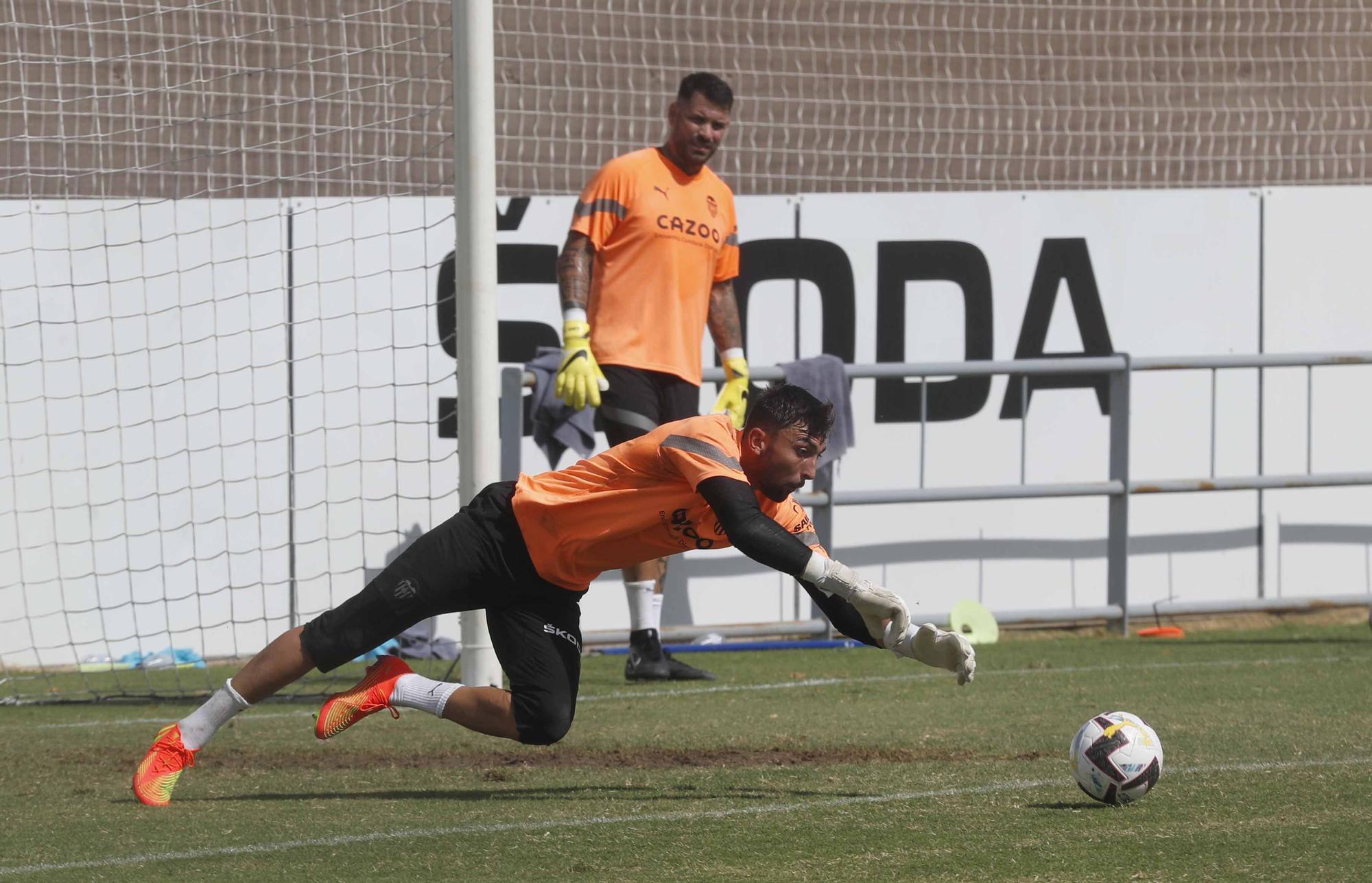 Entrenamiento del Valencia con Herrerín