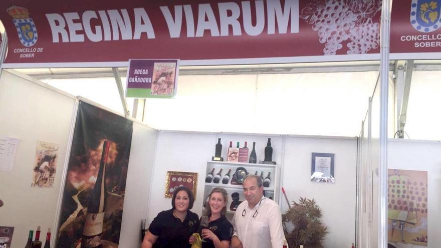 Pablo Ibáñez, enólogo de Regina Viarum, en el stand en la feria de Sober.