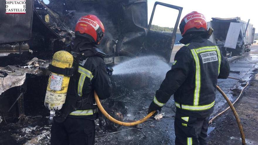 Un fallecido al incendiarse su camión en un accidente en la CV-10 en Borriol