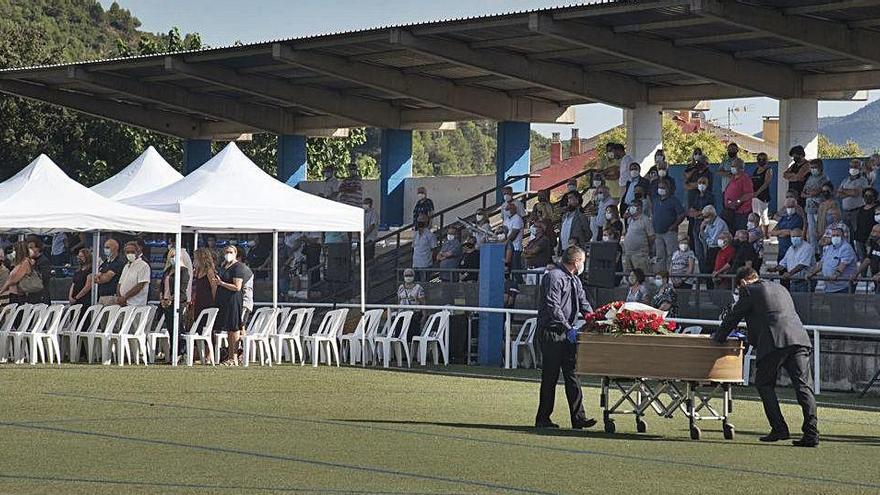 Un moment de la cerimònia que es va fer ahir a la tarda al camp de futbol de Castellbell